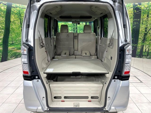 ���i�̂���������ʋ΁A���}���ɏ\���ȉ׎��X�y�[�X���m�ۂ��Ă���܂��B�Z�J���h�V�[�g��|���ƁA�傫�ȉו��̐ύڂ��\�ł���