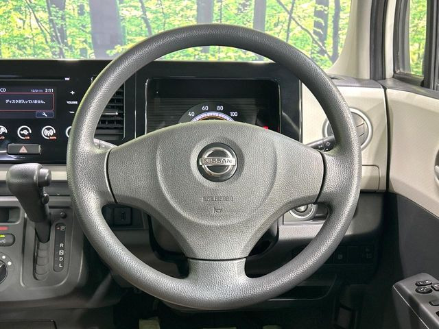 �C���e���A�ɍ��킹���f�U�C���̃X�e�A�����O�́A�^�]�������̂��Ƃ��l���A�^�]���₷���`��A�傫���ł��B�����x�A���ۂɐG���Ă��m���߂��������B