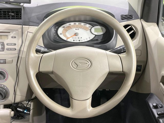 �C���e���A�ɍ��킹���f�U�C���̃X�e�A�����O�́A�^�]�������̂��Ƃ��l���A�^�]���₷���`��A�傫���ł��B�����x�A���ۂɐG���Ă��m���߂��������B