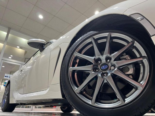 �y����17�C���`�A���~�z�C�[���z�O�ςɃ}�b�`���������A���~�z�C�[���𑕒����Ă���܂��B�e��ЊO�A���~�z�C�[����A�X�^�b�h���X�^�C�����戵�����Ă���܂��B���񂲑��k����������