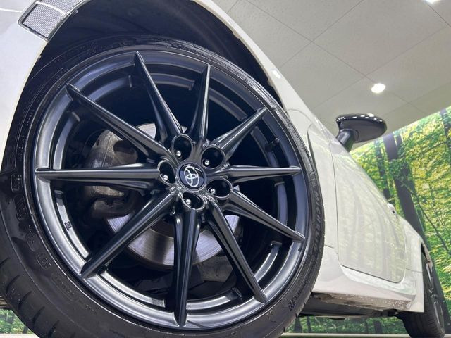 �y����18�C���`�A���~�z�C�[���z�O�ςɃ}�b�`���������A���~�z�C�[���𑕒����Ă���܂��B�e��ЊO�A���~�z�C�[����A�X�^�b�h���X�^�C�����戵�����Ă���܂��B���񂲑��k����������