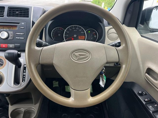 �C���e���A�ɍ��킹���f�U�C���̃X�e�A�����O�́A�^�]�������̂��Ƃ��l���A�^�]���₷���`��A�傫���ł��B�����x�A���ۂɐG���Ă��m���߂��������B