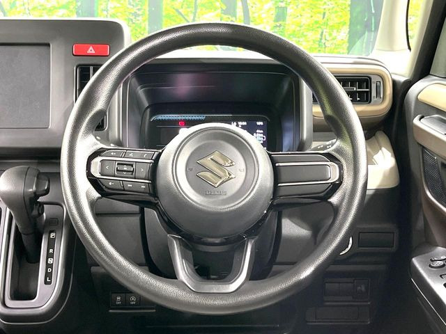 �C���e���A�ɍ��킹���f�U�C���̃X�e�A�����O�́A�^�]�������̂��Ƃ��l���A�^�]���₷���`��A�傫���ł��B�����x�A���ۂɐG���Ă��m���߂��������B