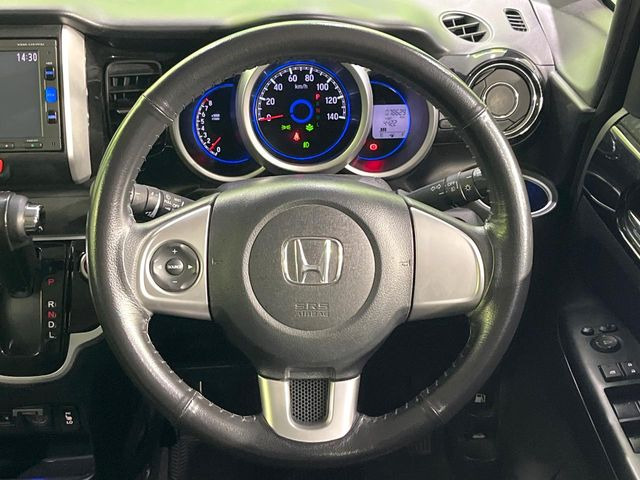 �y�����v�����X�e�A�����O�z�㎿�Ȋv���g�p���邱�ƂŁA��ɂ����������݂ƂĂ��^�]���₷���n���h���ł���