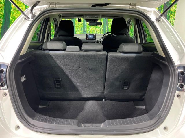 ���i�̂���������ʋ΁A���}���ɏ\���ȉ׎��X�y�[�X���m�ۂ��Ă���܂��B�Z�J���h�V�[�g��|���ƁA�傫�ȉו��̐ύڂ��\�ł���