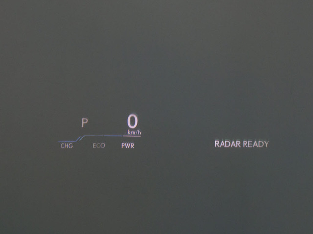 �w�b�h�A�b�v�E�f�B�X�v���C(HUD)���݂̃X�s�[�h��A�O���̎Ԑ����ȂǁA�^�]�ɕK�v�ȏ����A�ڂ̑O�̃E�C���h�E�K���X�ɕ\������@�\�ł��B����ɂ��A�ڐ��̈ړ������Ȃ��ς݁A���S�ł��B