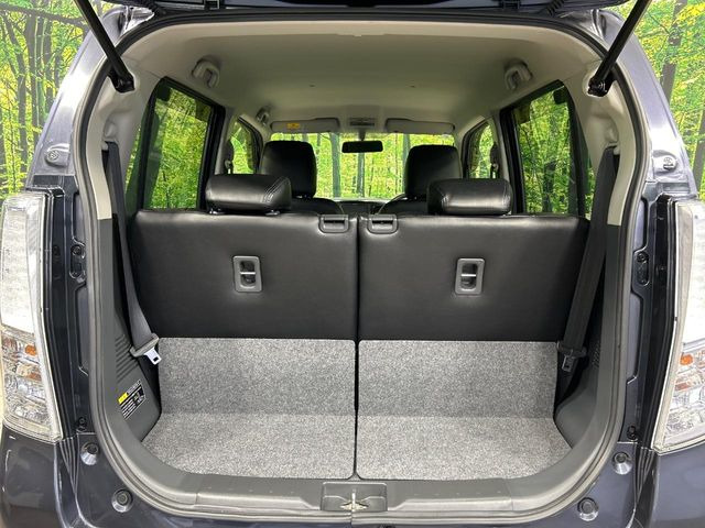 ���i�̂���������ʋ΁A���}���ɏ\���ȉ׎��X�y�[�X���m�ۂ��Ă���܂��B�Z�J���h�V�[�g��|���ƁA�傫�ȉו��̐ύڂ��\�ł���