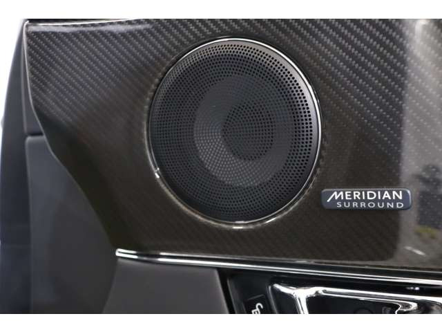 �uXJ R�v�ƂȂ�܂��B���s���\�ɂ����ẮA�ԏd��1.9t�Ƃ͎v���Ȃ��s���������\���ւ�A�W���K�[�`����5.0L V8�X�[�p�[�`���[�W���[�G���W���̗͋����𑶕��ɂ����\���������܂��B