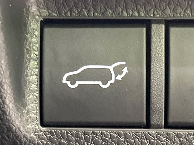 【パワーバックドア】スマートキーや運転席のボタンを押すだけでリアゲートが自動で開閉します!荷物を持っている時や、高い位置にあるバックドアを閉める際に便利な機能です♪