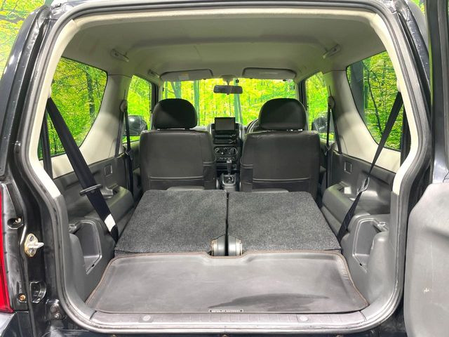 ���i�̂���������ʋ΁A���}���ɏ\���ȉ׎��X�y�[�X���m�ۂ��Ă���܂��B�Z�J���h�V�[�g��|���ƁA�傫�ȉו��̐ύڂ��\�ł���