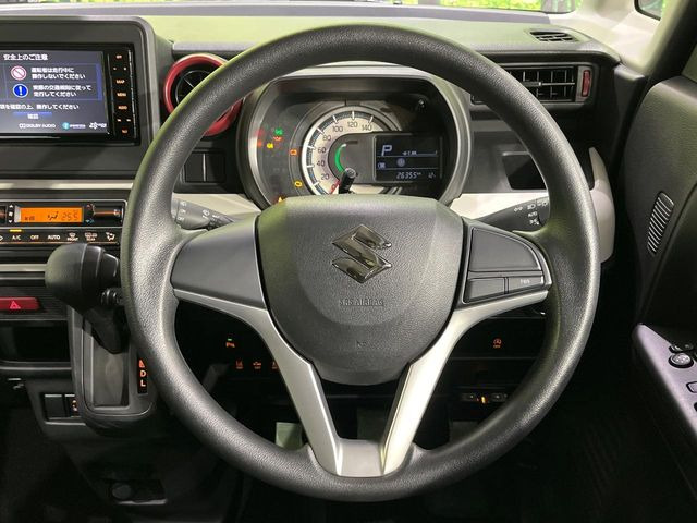 �C���e���A�ɍ��킹���f�U�C���̃X�e�A�����O�́A�^�]�������̂��Ƃ��l���A�^�]���₷���`��A�傫���ł��B�����x�A���ۂɐG���Ă��m���߂��������B