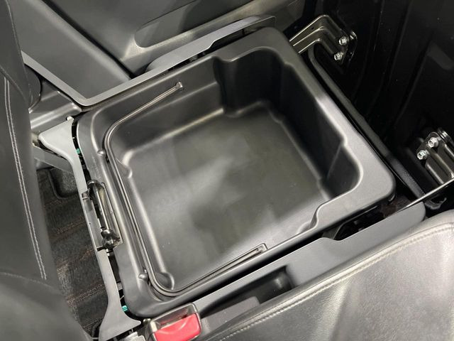 �y�V�[�g�A���_�[�{�b�N�X�z�V�[�g�̉��ɑ�e�ʂ̎��[�X�y�[�X��������Ă���A�C���ԃO�b�Y�ȂǁA�O���猩��ꂽ���Ȃ����̂�����������[�ł��ĕ֗�!