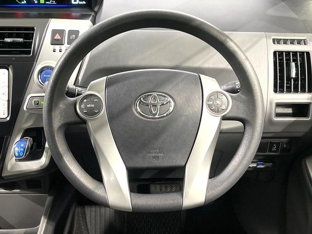 �C���e���A�ɍ��킹���f�U�C���̃X�e�A�����O�́A�^�]�������̂��Ƃ��l���A�^�]���₷���`��A�傫���ł��B�����x�A���ۂɐG���Ă��m���߂��������B