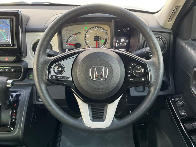 �C���e���A�ɍ��킹���f�U�C���̃X�e�A�����O�́A�^�]�������̂��Ƃ��l���A�^�]���₷���`��A�傫���ł��B�����x�A���ۂɐG���Ă��m���߂��������B