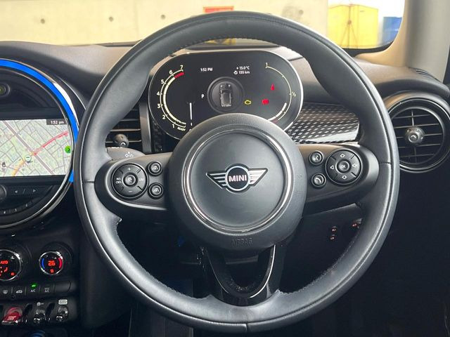 ���}���`�t�@���N�V�����X�e�A�����O:�n���h���̍��E�̃{�^���ŃI�[�f�B�I�̑I���≹�ʂ̒��߂��\�ł��B�n���h�����������������ł���̂ň��S�ł��ˁ�