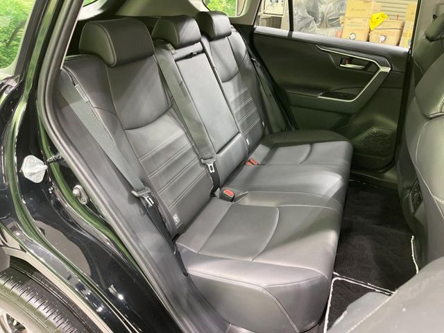 後部座席も気になるようなキズ・汚れやへたり等、大きなダメージはなく、良好な状態です。