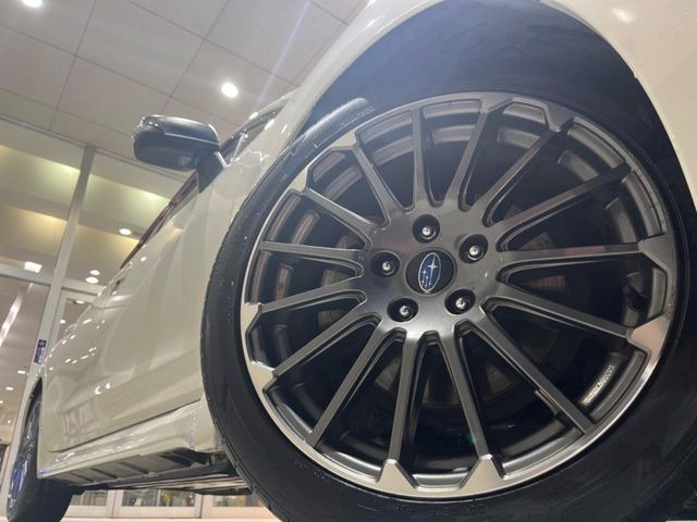 �y����18�C���`�A���~�z�C�[���z�O�ςɃ}�b�`���������A���~�z�C�[���𑕒����Ă���܂��B�e��ЊO�A���~�z�C�[����A�X�^�b�h���X�^�C�����戵�����Ă���܂��B���񂲑��k����������