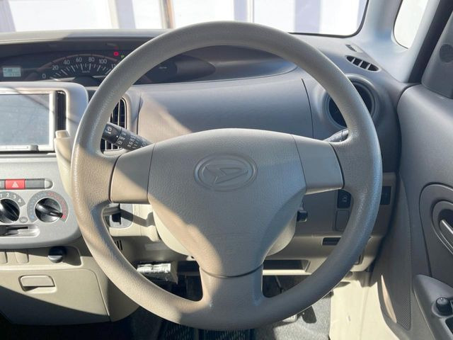 �C���e���A�ɍ��킹���f�U�C���̃X�e�A�����O�́A�^�]�������̂��Ƃ��l���A�^�]���₷���`��A�傫���ł��B�����x�A���ۂɐG���Ă��m���߂��������B