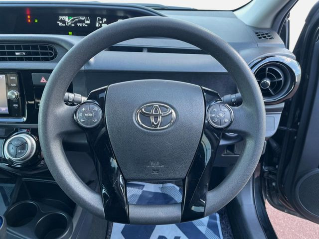 �C���e���A�ɍ��킹���f�U�C���̃X�e�A�����O�́A�^�]�������̂��Ƃ��l���A�^�]���₷���`��A�傫���ł��B�����x�A���ۂɐG���Ă��m���߂��������B