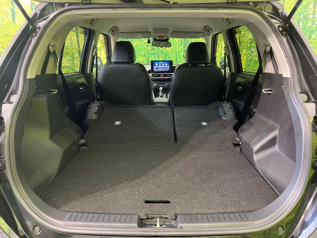 普段のお買い物や通勤、送迎等に十分な荷室スペースを確保しております。セカンドシートを倒すと、大きな荷物の積載も可能です♪