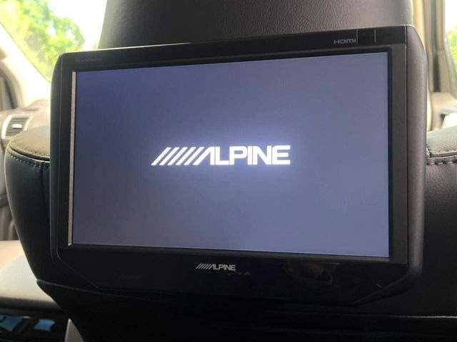 【後席モニター】家族や友人とお出かけする機会が多い方に大人気の後席モニターを装備!見やすい位置に画面がありテレビやDVDの視聴も快適!友達もお子様も、後席にしか乗らなくなるかも??