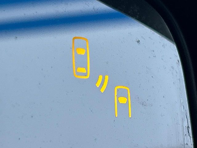 �y�����r�[�N���f�B�e�B�N�V�����z���s���A�h�A�~���[�̎��p�ɂȂ�₷���ӏ��Ɍ㑱�Ԃ��ڋ߂���ƃT�C�h�~���[�t�߂Ɍx����\���A�h���C�o�[�ɒ��ӊ��N�ƁA����̍ۂ̓n���h��������A�V�X�g�����܂��B