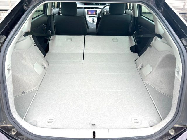 普段のお買い物や通勤、送迎等に十分な荷室スペースを確保しております。セカンドシートを倒すと、大きな荷物の積載も可能です♪
