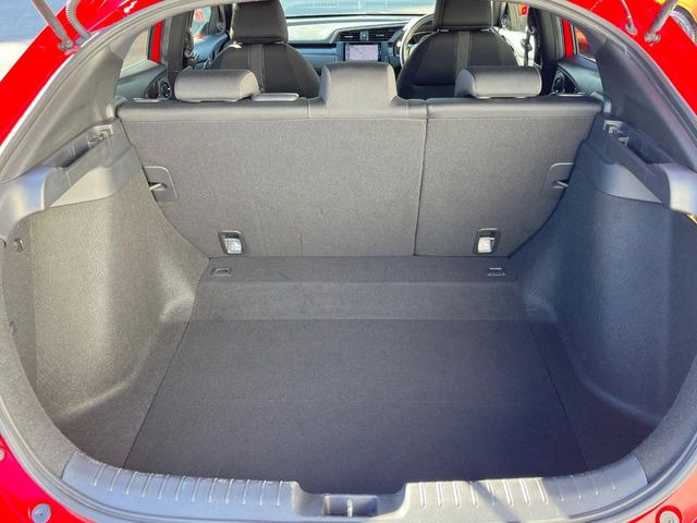 ���i�̂���������ʋ΁A���}���ɏ\���ȉ׎��X�y�[�X���m�ۂ��Ă���܂��B�Z�J���h�V�[�g��|���ƁA�傫�ȉו��̐ύڂ��\�ł���