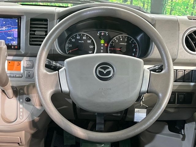 �C���e���A�ɍ��킹���f�U�C���̃X�e�A�����O�́A�^�]�������̂��Ƃ��l���A�^�]���₷���`��A�傫���ł��B�����x�A���ۂɐG���Ă��m���߂��������B