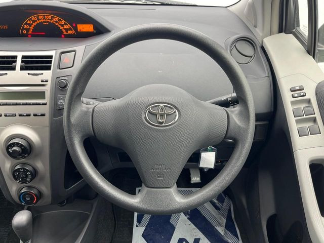 �C���e���A�ɍ��킹���f�U�C���̃X�e�A�����O�́A�^�]�������̂��Ƃ��l���A�^�]���₷���`��A�傫���ł��B�����x�A���ۂɐG���Ă��m���߂��������B