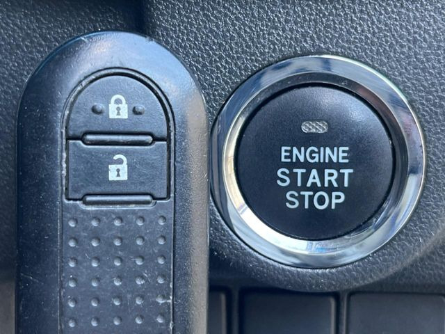 【キーフリーシステム】カバンやポケットに入れたままでもドアの施錠・解錠が可能なスマートキーを装備。エンジンのオン・オフ時もカギを取り出す必要が無いからとっても便利です♪
