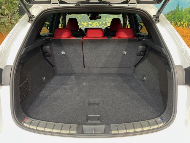 ���i�̂���������ʋ΁A���}���ɏ\���ȉ׎��X�y�[�X���m�ۂ��Ă���܂��B�Z�J���h�V�[�g��|���ƁA�傫�ȉו��̐ύڂ��\�ł���