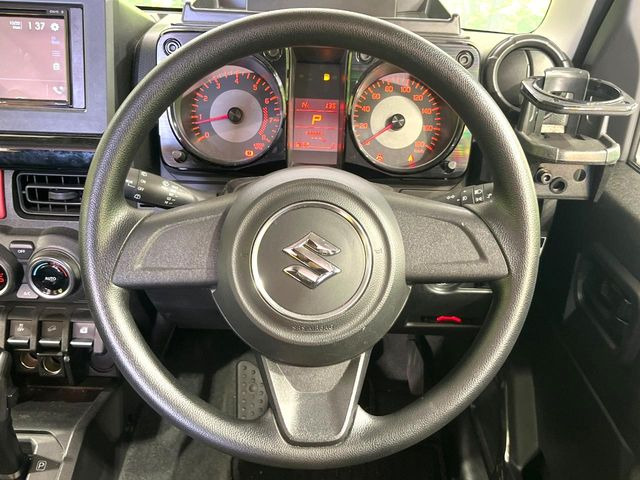 �C���e���A�ɍ��킹���f�U�C���̃X�e�A�����O�́A�^�]�������̂��Ƃ��l���A�^�]���₷���`��A�傫���ł��B�����x�A���ۂɐG���Ă��m���߂��������B