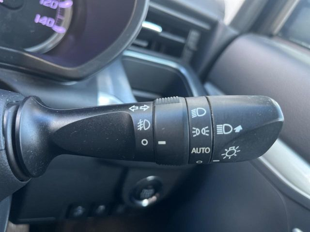 【オートライト】周りの明るさに応じて自動でヘッドライトの点灯・消灯ができる機能です!ライトの付け忘れ・消し忘れなどが無くなり、雨の日や夕方の走行も安心!トンネル通過時も便利ですね♪