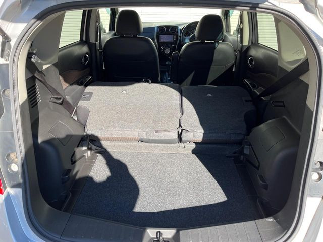 ���i�̂���������ʋ΁A���}���ɏ\���ȉ׎��X�y�[�X���m�ۂ��Ă���܂��B�Z�J���h�V�[�g��|���ƁA�傫�ȉו��̐ύڂ��\�ł���