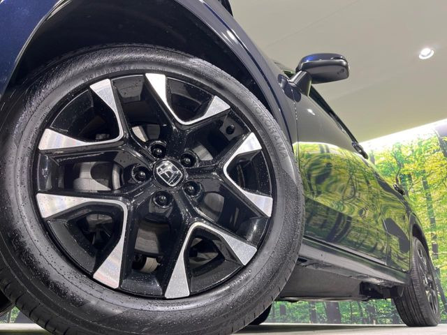 �y����18�C���`�A���~�z�C�[���z�O�ςɃ}�b�`���������A���~�z�C�[���𑕒����Ă���܂��B�e��ЊO�A���~�z�C�[����A�X�^�b�h���X�^�C�����戵�����Ă���܂��B���񂲑��k����������