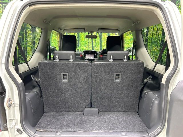 ���i�̂���������ʋ΁A���}���ɏ\���ȉ׎��X�y�[�X���m�ۂ��Ă���܂��B�Z�J���h�V�[�g��|���ƁA�傫�ȉו��̐ύڂ��\�ł���