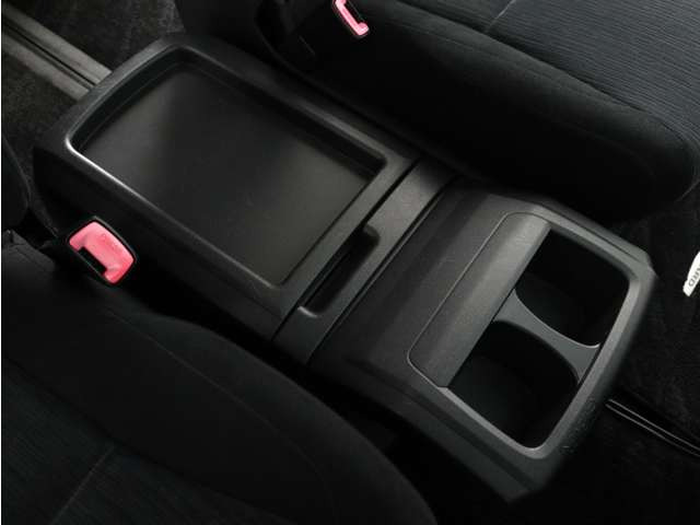 【センターコンソール】ドリンクホルダーと物置テーブルを備え、下部に大容量の収納BOXを完備!