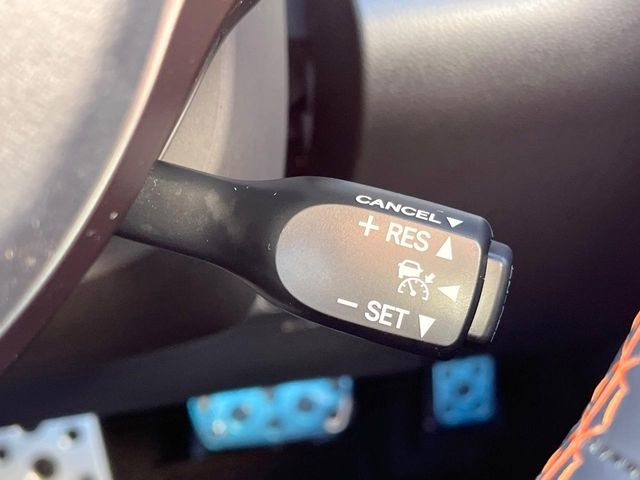 �y�N���[�Y�R���g���[���z�������H�����N���N���s�B�A�N�Z���𗣂��Ă���葬�x�ő��s���ł��A�������^�]���̕��S���y��!�����E�������ȒP�ȃX�C�b�`����Œ����ł��܂��B