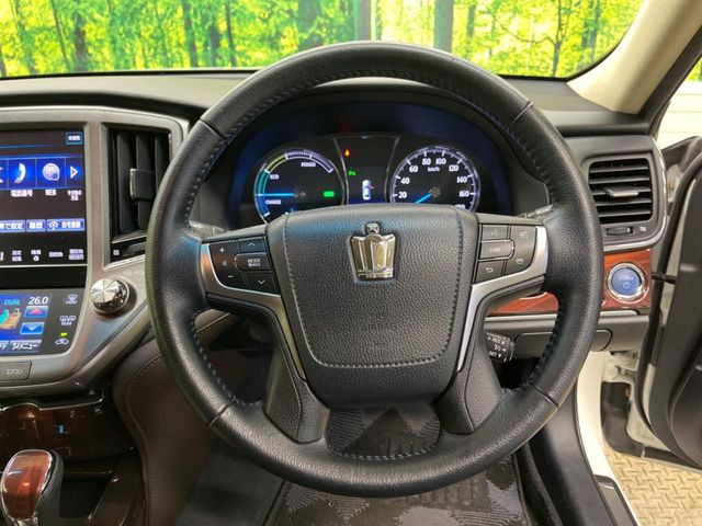 �C���e���A�ɍ��킹���f�U�C���̃X�e�A�����O�́A�^�]�������̂��Ƃ��l���A�^�]���₷���`��A�傫���ł��B�����x�A���ۂɐG���Ă��m���߂��������B