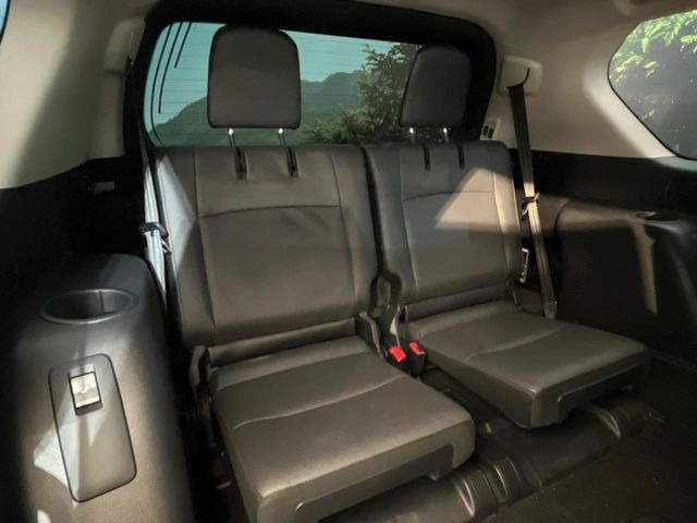 3列目シートはもちろん状態良好☆大人でもゆったりと座って頂けますので、大人数でのお出かけもラクラクです♪ご家族で、気の知れた仲間で、ドライブに行くのが楽しみですね♪