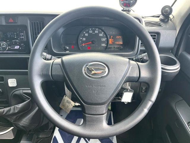 �C���e���A�ɍ��킹���f�U�C���̃X�e�A�����O�́A�^�]�������̂��Ƃ��l���A�^�]���₷���`��A�傫���ł��B�����x�A���ۂɐG���Ă��m���߂��������B