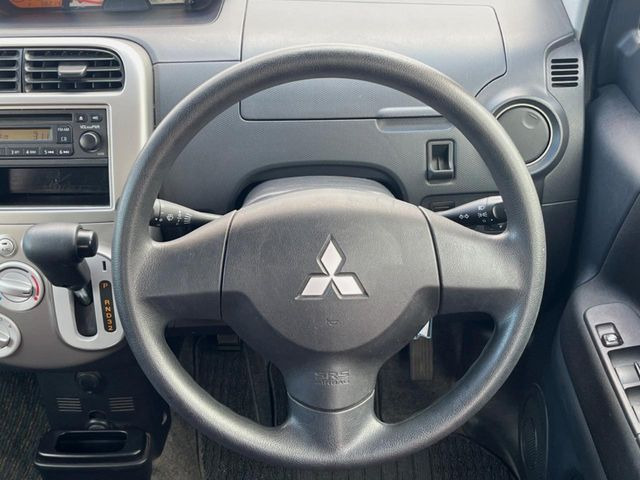 �C���e���A�ɍ��킹���f�U�C���̃X�e�A�����O�́A�^�]�������̂��Ƃ��l���A�^�]���₷���`��A�傫���ł��B�����x�A���ۂɐG���Ă��m���߂��������B