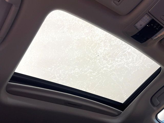 【サンルーフ】開放感たっぷりの希少装備、サンルーフが装着されています!車内に明かりを取り入れたり景色を楽しむ以外にも、車内の空気も簡単に換気できて快適です!