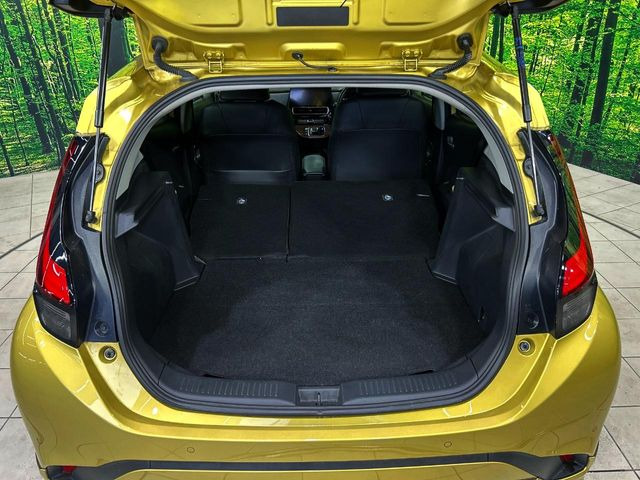 ���i�̂���������ʋ΁A���}���ɏ\���ȉ׎��X�y�[�X���m�ۂ��Ă���܂��B�Z�J���h�V�[�g��|���ƁA�傫�ȉו��̐ύڂ��\�ł���