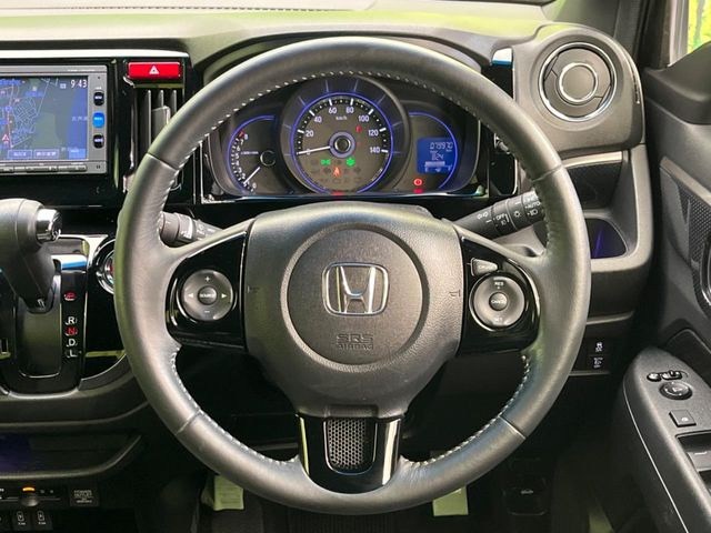 �y�����v�����X�e�A�����O�z�㎿�Ȋv���g�p���邱�ƂŁA��ɂ����������݂ƂĂ��^�]���₷���n���h���ł���