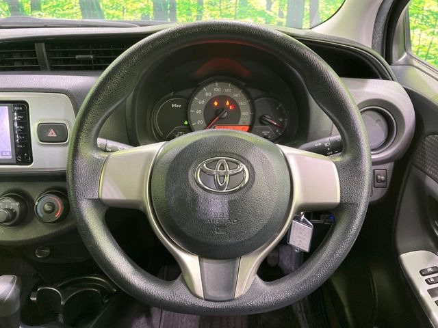 �C���e���A�ɍ��킹���f�U�C���̃X�e�A�����O�́A�^�]�������̂��Ƃ��l���A�^�]���₷���`��A�傫���ł��B�����x�A���ۂɐG���Ă��m���߂��������B