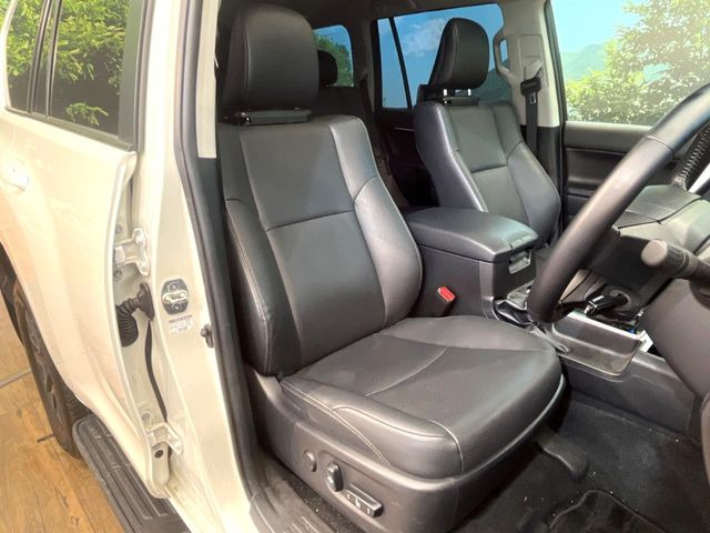 【黒革シート】上質な本革を使用し、高級感あふれる黒革シート。常に体に触れる部分だから、座り心地の良さにはこだわりたいですね♪汚れの付着や劣化を抑制する内装コーティング施工もおススメですよ♪