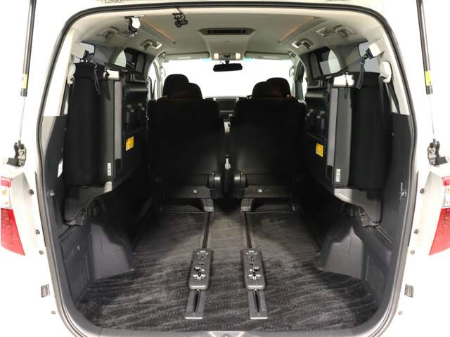 ミニバン最大級のスペース!ご家族、お友達とのキャンプやバーベキューほか、お仕事でも十分な容量が有ります!