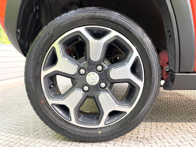 �y����15�C���`�A���~�z�C�[���z�O�ςɃ}�b�`���������A���~�z�C�[���𑕒����Ă���܂��B�e��ЊO�A���~�z�C�[����A�X�^�b�h���X�^�C�����戵�����Ă���܂��B���񂲑��k����������